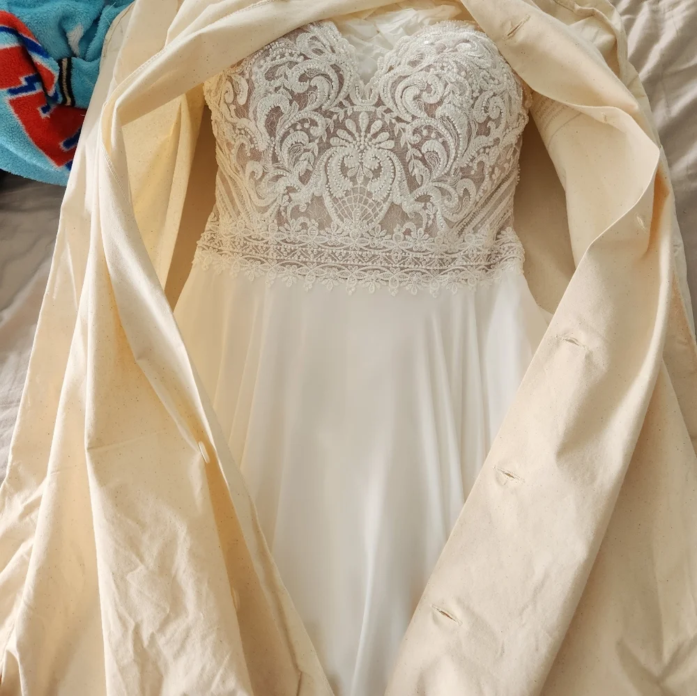 Maggie Sottero wedding dress - Picture 4 of 16